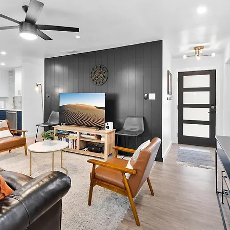 Lux Texan Home | 4Br | Near Dt | Sleeps 10!